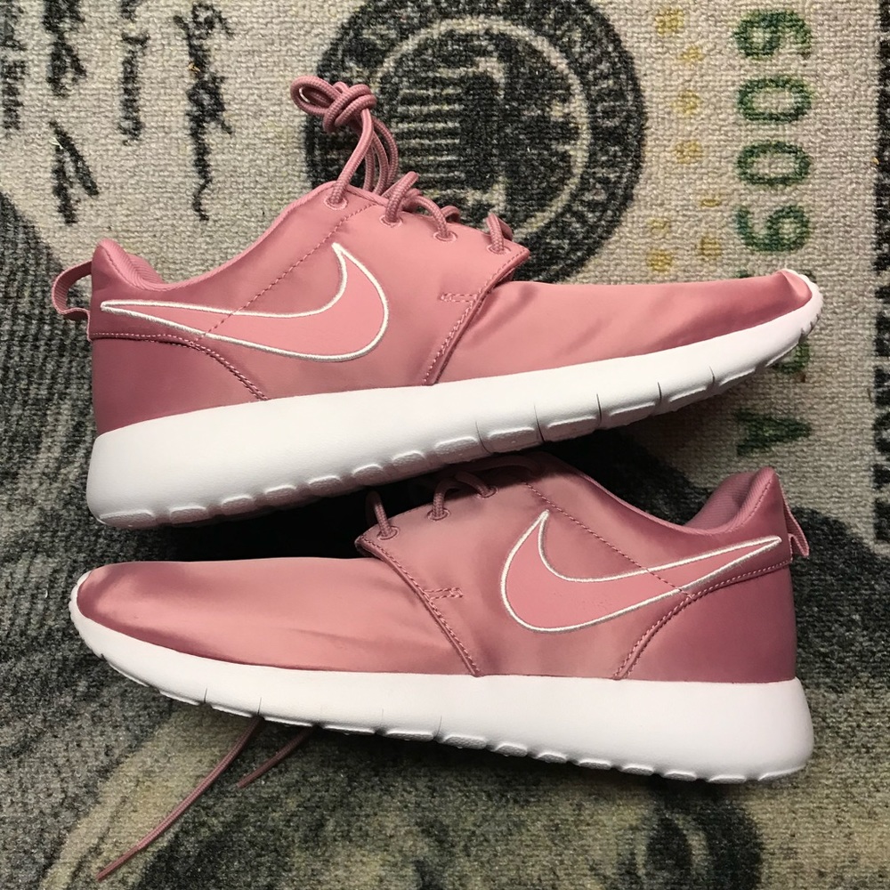 Nike Roshe run elemental pink Sz white